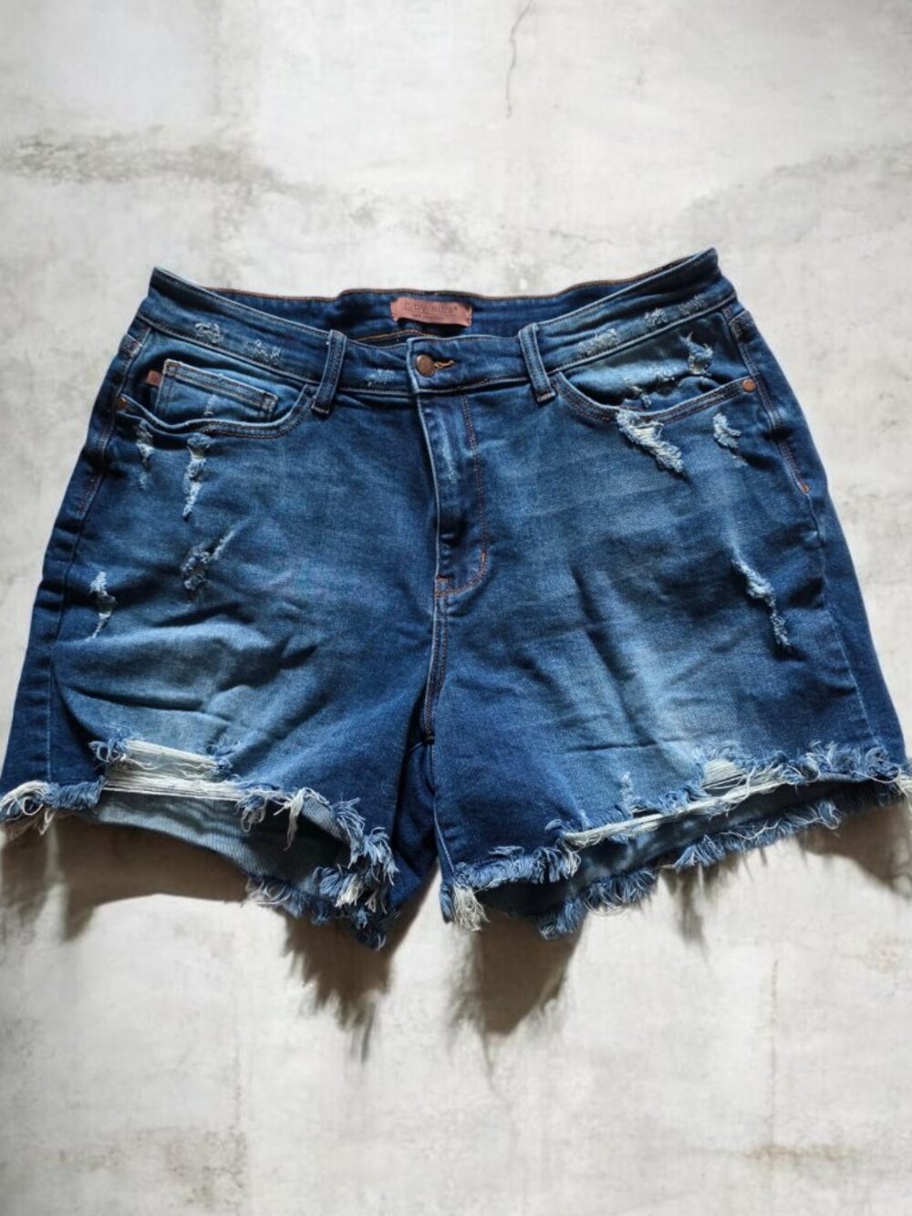NWOT JUDY BLUE (2X) Mid Rise Distressed Denim Shorts